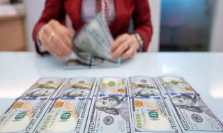 Quy định mới về chứng khoán, lãi suất tiền gửi bằng USD