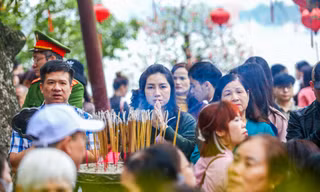 Biến tướng đi lễ đầu năm thành cuộc ‘chạy đua tâm linh’ 