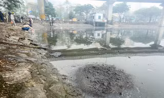 Người thả cá kẻ thả tro hương, mặt nước hồ ‘biến dị’ trong ngày ông Công ông Táo