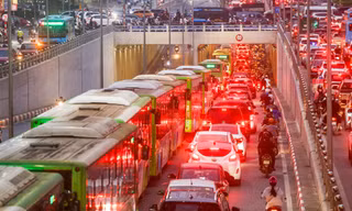 Xe buýt 'chôn chân', ô tô nhích từng chút giữa cơn tắc đường ở Hà Nội trước ngày nghỉ lễ