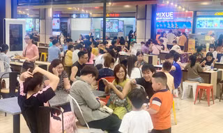 Nghỉ lễ 30/4 -1/5, người dân đổ xô đến TTTM, siêu thị ở Hà Nội để 'trốn nắng'