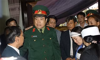 Đại tướng Phùng Quang Thanh đến hiện trường vụ nổ pháo hoa
