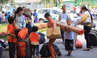 Hành khách lỉnh kỉnh đồ đạc chuẩn bị lên tàu.