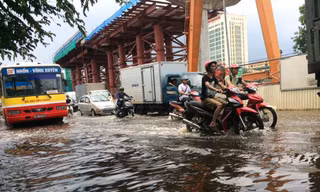 Khoảng 12h trưa ngày 5/7, cơn mưa như trút nước xuống một số tuyến đường bị ngập, giao thông gặp khó khăn.
