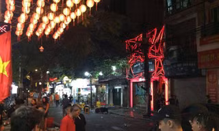 Ghế nhựa, vỏ chai ngổn ngang sau vụ hỗn chiến.