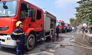 Lực lượng PCCC có mặt tại hiện trường dập lửa.