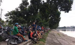 Nhiều người dân tập trung ven hồ theo dõi sự việc.