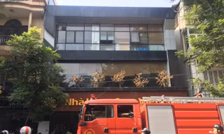 Lực lượng PCCC huy động 2 xe chữa cháy đến hiện trường dập lửa.