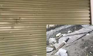 Cửa nhà dân bị đâm chém hư hỏng và nhiều dao kiếm, phóng lợn các đối tượng vứt lại hiện trường.