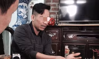 Ông L. trần tình việc bị con trai tố đánh bằng dây điện. Ảnh: Thanh Hà.