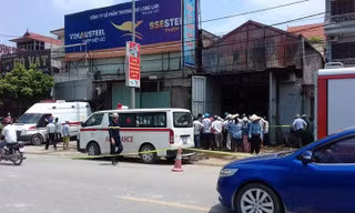 Nhiều xe cứu thương được huy động đến đưa người bị nạn đi cấp cứu.