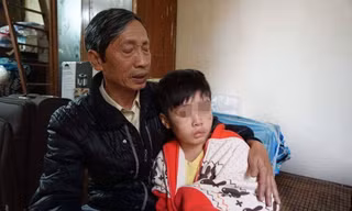Cháu K. với nhiều vết thương trên người.