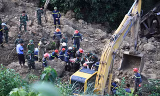 Dùng chó nghiệp vụ tìm kiếm nạn nhân bị vùi lấp ở Hòa Bình