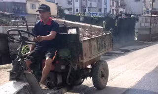 Những chiếc xe tự chế, gắn máy nổ của công nông hàng ngày lưu thông trên đường. Ảnh: Thanh Hà.