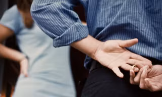 Các cô gái trẻ: Làm thế nào để tránh bẫy tình tinh vi?