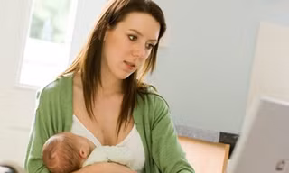 Sau sinh, các bà mẹ trẻ tìm đến Facebook để thư giãn nhiều hơn