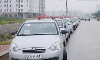 Theo chuyên gia, mỗi kilômét đường phải cõng 16 taxi là hậu quả của việc cấp phép ồ ạt Ảnh: Trọng Đảng