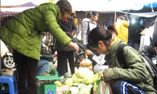 Sinh viên thắt hầu bao dịp tết