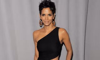 Halle Berry táo bạo với váy lệch vai, hở bụng