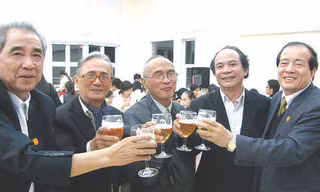 5 nhà thơ: Nguyễn Hoa, Thiếu Khanh, Hoàng Hưng, Nguyễn Trọng Tạo, Hữu Thỉnh. Ảnh do nhà thơ Nguyễn Trọng Tạo cung cấp