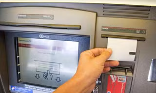 Hóa đơn từ máy ATM có thể gây nhiễm độc.