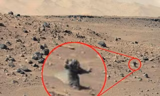 "Hình người" trên bề mặt sao Hỏa được tàu Curiosity gửi về Trái Đất. (Nguồn: NASA)