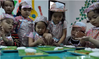 Ngắm con trẻ làm bánh đón Tết Hàn thực