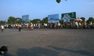 Nhiều người tập trung ở hiện trường theo dõi vụ việc