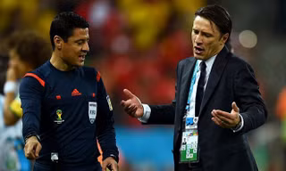Niko Kovac không hài lòng với các quyết định của trọng tài.
