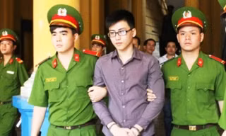 Gương mặt điển trai của Phú không giấu được sự tàn bạo, lạnh lùng 