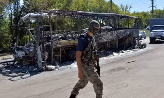 Lực lượng ly khai kiểm tra tại chốt kiểm soát ở Lisichansk, miền đông Ukraine. (Nguồn: AFP/TTXVN)