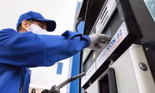 NÓNG: Xăng giảm giá 325 đồng/lít