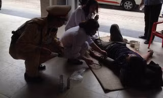 CSGT, bác sỹ cùng người dân cấp cứu cho người ngất xỉu vì đói