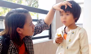  Bé Hoa được khám sức khỏe sau 3 ngày bị anh họ mang lên rừng sâu. Ảnh: Xuân Mai