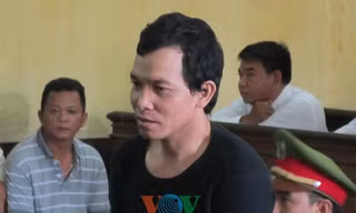 Bị cáo Bé Hai (áo đen) tại phiên tòa phúc thẩm.