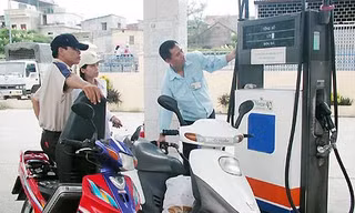 Xăng chọn giờ nghỉ trưa để tăng giá thêm 200 đồng/lít