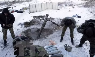 Binh sỹ Ukraine chuẩn bị bắn đạn pháo nhằm vào lực lượng ly khai tại làng Pisky, gần sân bay Donetsk ngày 5/12. (Nguồn: AFP/ TTXVN)