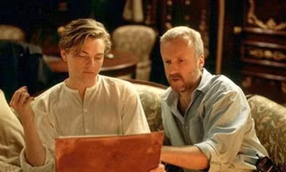 Đạo diễn James Cameron (phải) chỉ đạo Leonardo DiCaprio diễn xuất trong cảnh phim kinh điển 