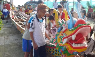 Thuyền Rồng ( thôn Đông xã An Hải) đưa ra sơn sửa để chuẩn bị cho Lễ hội đua thuyền đầu xuân.