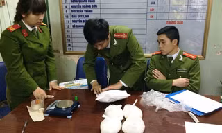 Cơ quan công an tiến hành giám định số ma túy đá thu giữ. Ảnh: Đỗ Hoàng