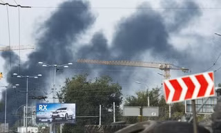 Khói bốc lên từ sân bay Donetsk ngày 23/9. (Nguồn: AFP/TTXVN)
