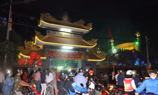 Lúc 0h20 đêm giao thừa (30 Tết), nhiều ngôi chùa ở TP HCM đông nghẹt người đến lễ chùa đầu năm. Trong ảnh là Tu viện Quảng Đức. 