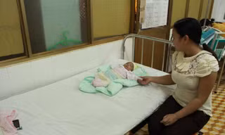 Cháu bé được mẹ chăm sóc tại bệnh viện