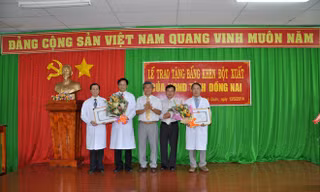 Khen thưởng bác sĩ cứu sống bệnh nhân bị tai nạn nghiêm trọng