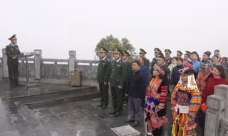 Bộ đội, cán bộ, nhân dân cùng du khách thượng cờ đầu năm tại Lũng Cú