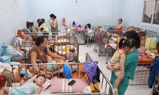 Dịch tay chân miệng diễn biến phức tạp: Ca bệnh tăng, thuốc điều trị cạn kiệt 