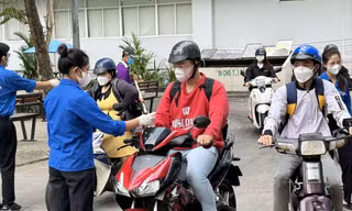 Trường ĐH Gia Định triển khai các biện pháp phòng, chống dịch bệnh COVID-19, yêu cầu sinh viên vào trường đeo khẩu trang và rửa tay sát khuẩn ảnh: Nguyễn Dũng