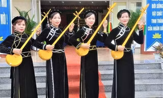 Chị Phương (thứ 2 từ phải sang) trong lần biểu diễn đàn tính, hát Then 