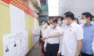 Chủ tịch Quốc hội đi kiểm tra công tác chuẩn bị bầu cử tại Tuyên Quang Ảnh: PV