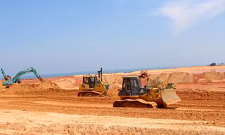 Máy cuốc, máy đào đang tìm kiếm 3 công nhân bị mất tích